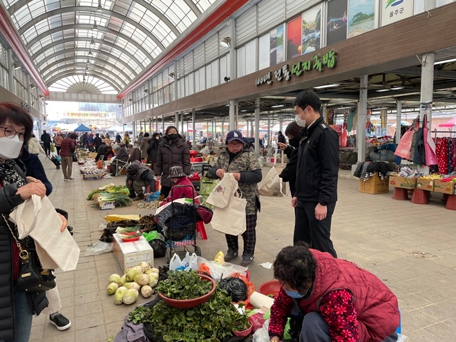 홍보용에코백을 나눠주며 설맞이 주택용소방시설 홍보를 하고 있다.(사진제공=온산소방서)