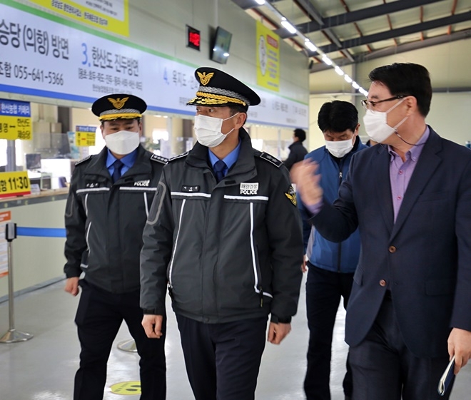 서승진 남해해경청장이 10일 통영 여객선 터미널 현장을 점검하고 있다.(사진제공=남해지방해양경찰청)