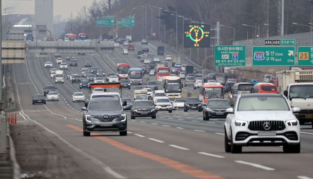 서울톨게이트 인근에서 차량들이 서울을 빠져나가고 있다.(사진=연합뉴스)