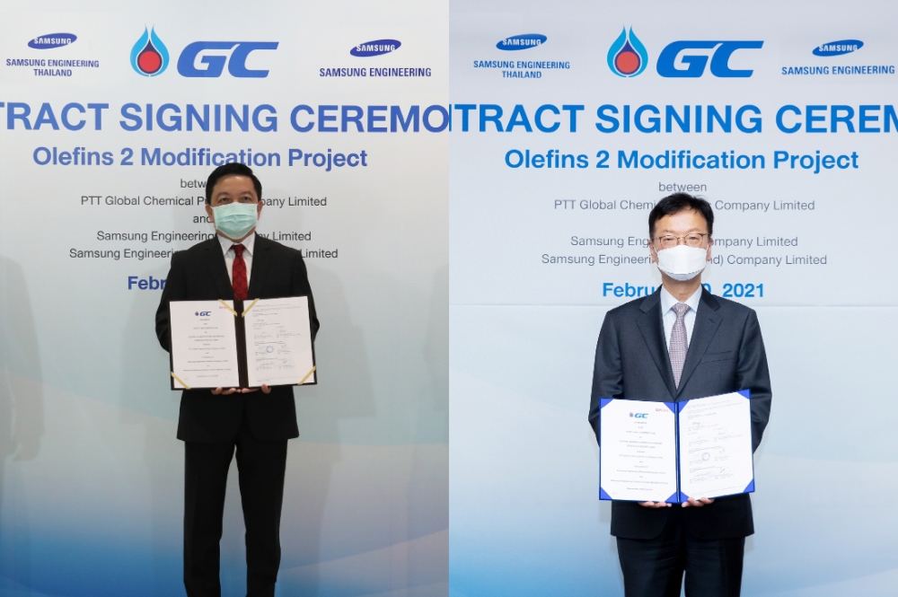 삼성엔지니어링 최성안 사장(오른쪽)과 PTT GC 콩크라판 사장이 계약서를 들고 기념촬영하고 있다.(사진=삼성엔지니어링)