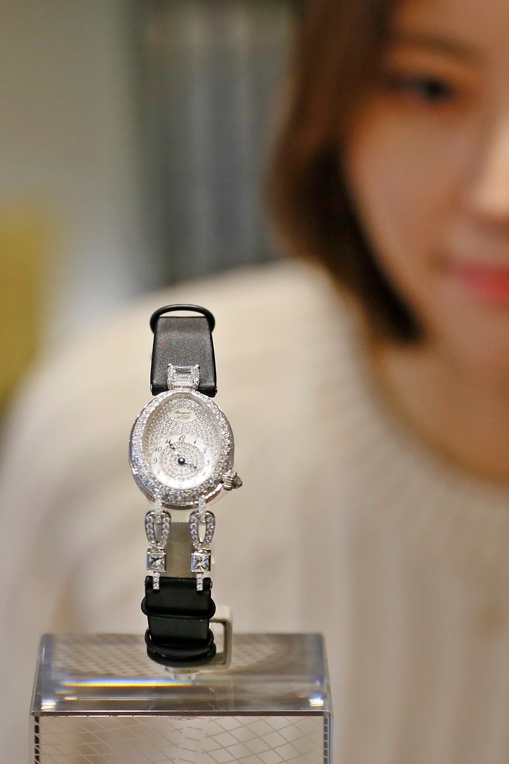 갤러리아백화점은 명품관에서 스위스 하이엔드 워치 브랜드 브레게(Breguet)의 ‘르 쁘띠 트리아농’을 국내 최초로 선보인다고 17일(수) 밝혔다.‘르 쁘띠 트리아농’은 브레게 애호가였던 마리 앙투아네트 여왕의 ‘프티 트리아농’ 궁중 저택에서 영감을 받아 제작된 제품으로 궁중 저택의 간결함과 우아함을 시계 속에 재현했다.해당 시계는 500개 이상의 다이아몬드를 파베 세팅(작은 크기의 원형 보석 여러 개를 조각으로 세팅하는 방식)하여 화려함을 더했으며, 로터(회전추)에 장식된 기요세(금속 표면에 직선 혹은 곡선, 비정형의 선을 정교하게 새기는 기법이자 이로 인해 생긴 텍스처를 폭넓게 일컫는 장식 용어)가 특징이다. 케이스는 18K 화이트 골드로 이루어져있으며 국내 단 한 점뿐으로 가격은 2억4천만원대이다.