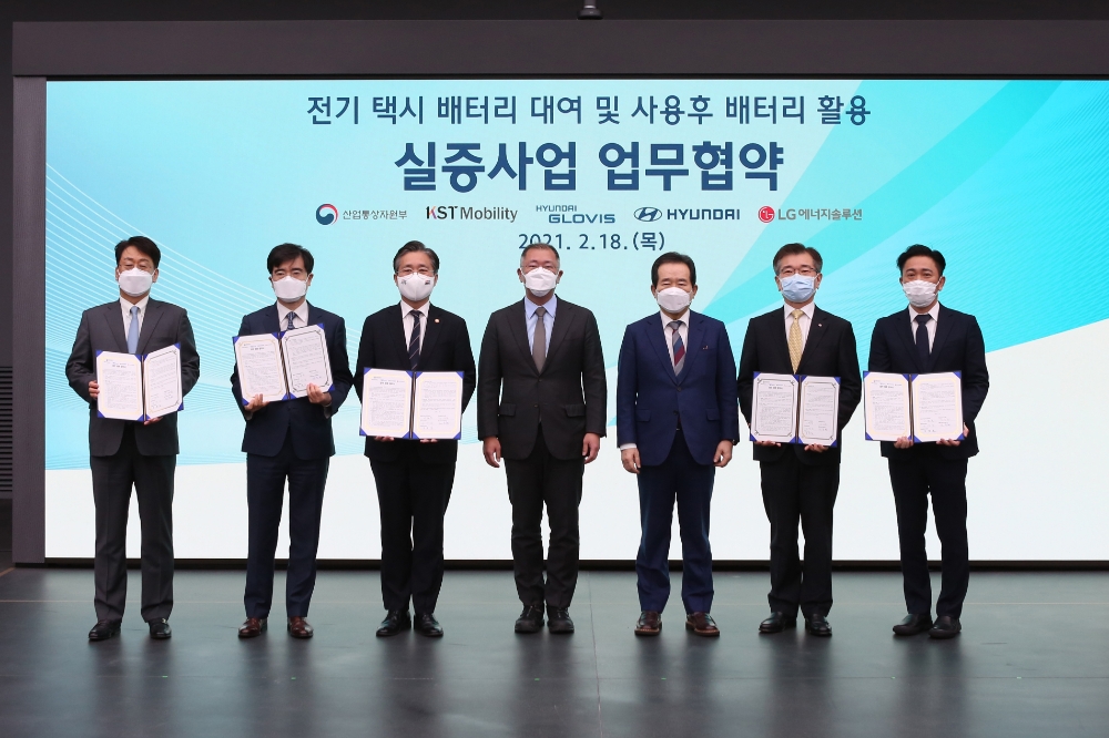 (사진 좌측부터) 현대글로비스 김정훈 사장, 현대자동차 공영운 사장, 산업통상자원부 성윤모 장관, 현대차그룹 정의선 회장, 정세균 국무총리, LG에너지솔루션 김종현 사장, KST모빌리티 이행렬 대표가 MOU 체결 후 기념촬영을 하고 있다.(사진=현대자동차)