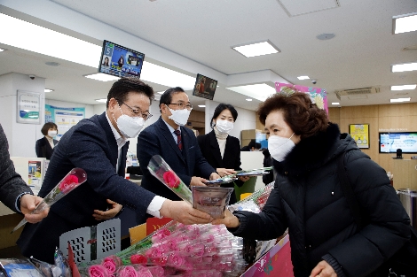 이재식 농협상호금융 대표이사(왼쪽부터, 첫번째)와 이철환 경서농협조합장(두번째)가 18일 서울 경서농협 본점에서 고객들에게 화훼증정 나눔행사를 펼치고 있다. 사진=농협중앙회