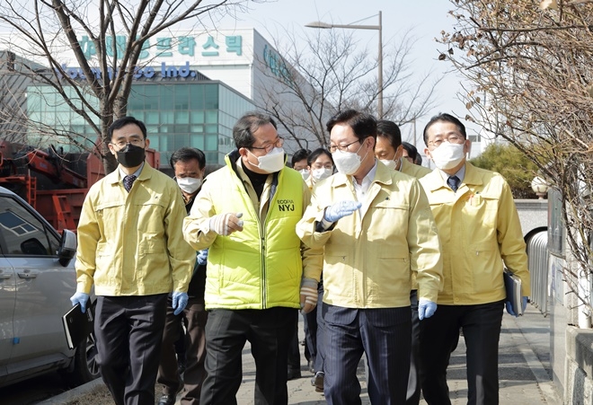 박범계 법무부 장관이 19일 남양주시 진관산업단지를 긴급 방문하여, 관계자로부터 현장 상황을 설명듣고 있다.(사진제공=법무부)