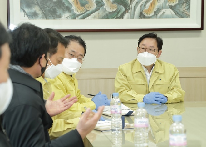 박범계 법무부 장관이 진관산업단지 입주 업체 대표들과 간담회를 갖고 코로나19 방역대책을 논의하고 있다.(사진제공=법무부)