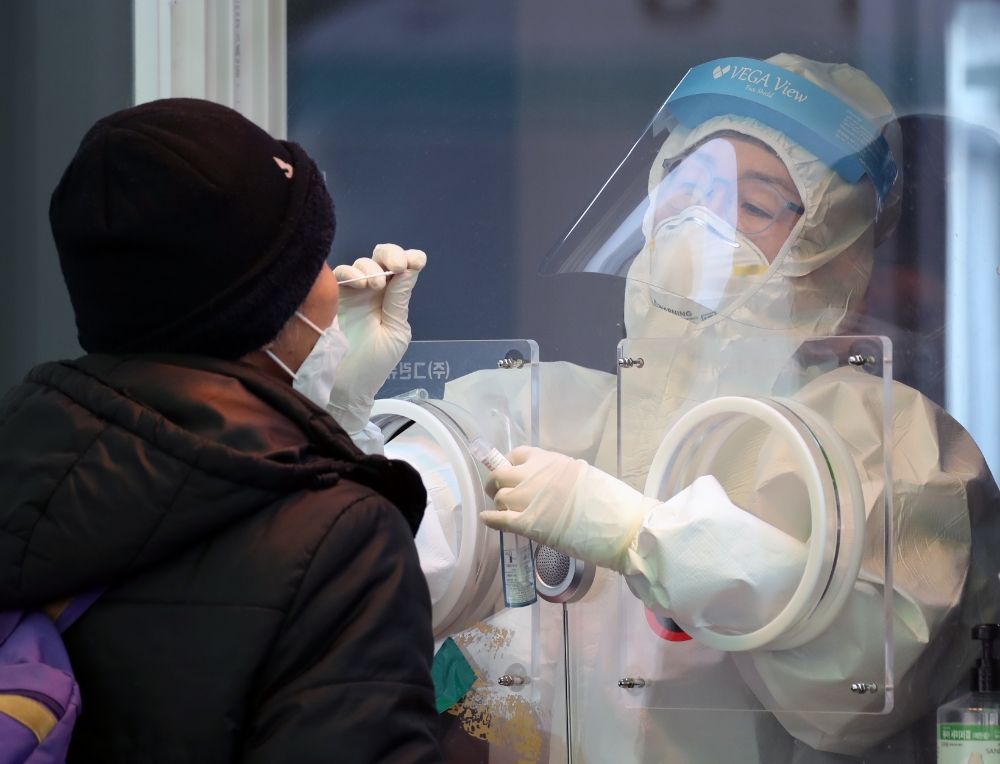 20일 오전 서울 중구 서울역 광장 신종 코로나바이러스 감염증(코로나19) 임시 선별 검사소에서 의료진이 시민의 검체를 채취하고 있다.(사진=연합뉴스)