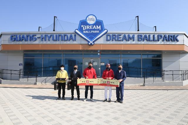 (사진 우측부터) 오규석 기장군수, KT 이강철 감독, KT 이숭용 단장, 박승하 기장군도시관리공단 이사장, 기장군 김성태 문화관광과장_만남 후 기념촬영.(사진제공=부산기장군)