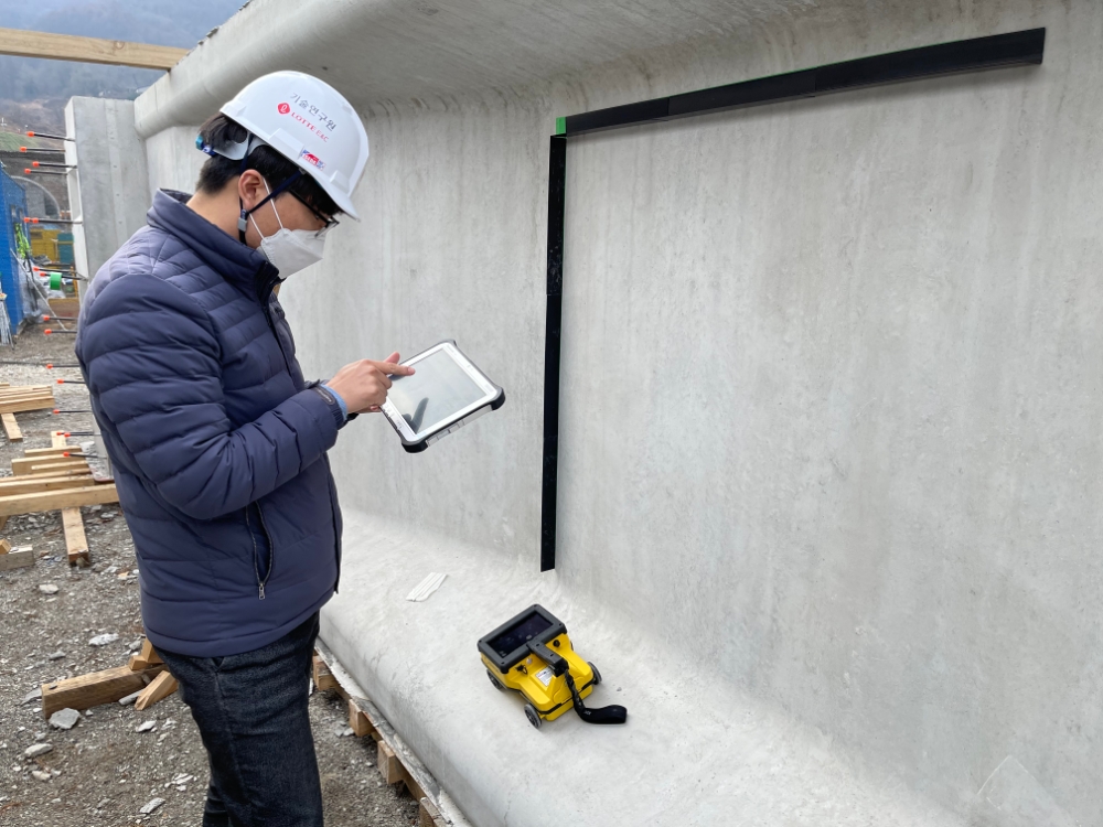 덕트 매설 위치 GPR탐사.(사진=롯데건설)