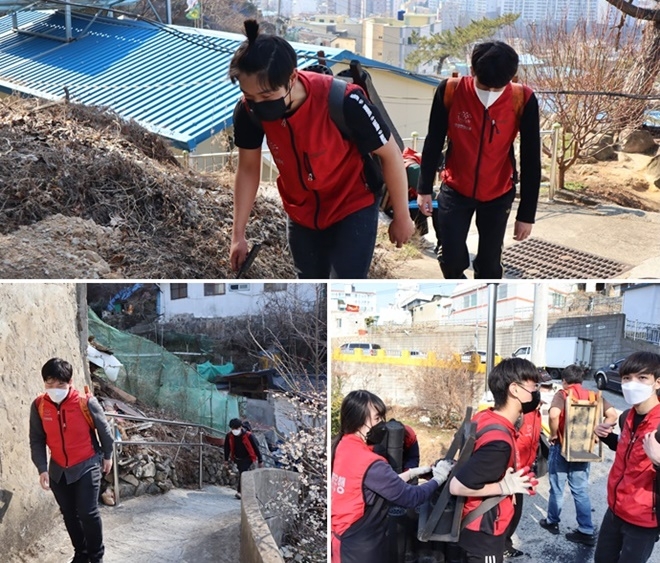 예그리나 청년부가 직접 지게를 지고 연탄을 나르고 있다. (사진제공=부산가야교회)