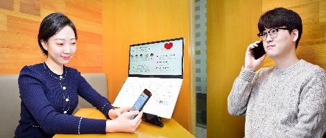 LG화학 구성원이 모바일 채팅(좌)과 전화(우)로 상담받고 있다. 사진=LG화학