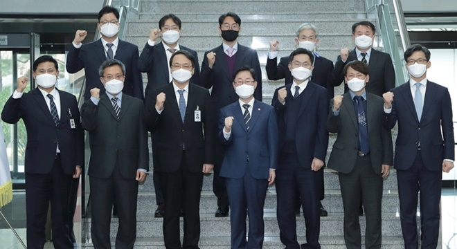 박범계 법무부 장관이 강남일 대전고검장 등 관계자들과 기념촬영을 하고 있다. (사진제공=법무부)