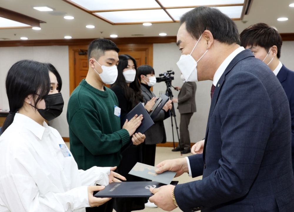 임준택 수협재단 이사장이 25일 장학증서 수여식에 참석한 장학생 대표에게 장학 증서를 전달하고 있다.(사진= 수협재단)