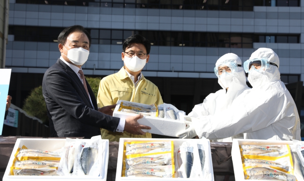 임준택 수협중앙회장(사진 왼쪽에서 첫번째)과 박성수 송파구청장(사진 왼쪽에서 두번째)이 26일 송파구 보건소 앞에서 의료진과 방역관계자들에게 수산물 선물세트를 전달하고 있다.(사진=수협중앙회)