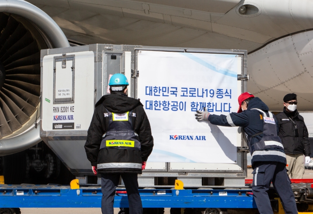 대한항공 KE9926편에서 화이자(Pfizer) 코로나19 백신이 하기되고 있는 모습. (사진=대한항공)