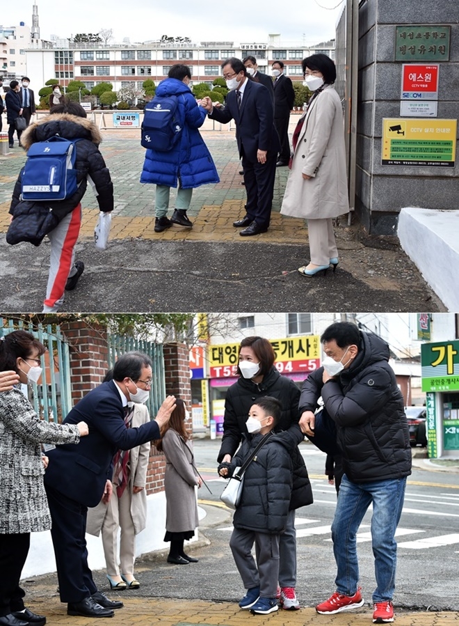 김석준 부산시교육감 2일 신학기 첫 등교일에 내성초서 학생 맞이를 하고 있다.(사진제공=부산시교육청)