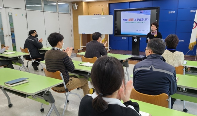 김종순 강사가 직원들을 대상으로 반부패·청렴교육을 하고 있다.(사진제공=대구청소년꿈키움센터)