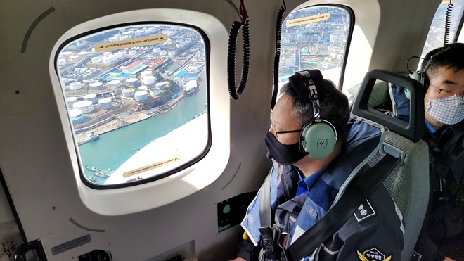 박재화 울산해경서장이 관할해역 항공순찰에 나서고 있다.(사진제공=울산해양경찰서)