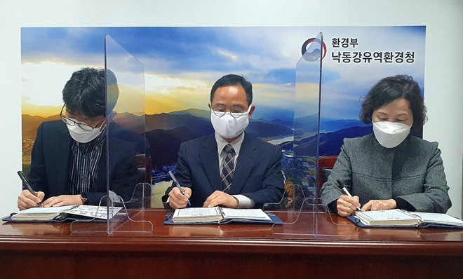 이호중 낙동강유역환경청장(가운데)이 3월 8일 오전 전직원과 함께 청렴문화 정착으로 국민에게 신뢰받는 낙동강유역환경청을 만들어 나가기 위해 청렴서약서에 서명하고 있다.(사진제공=낙동강유역환경청)