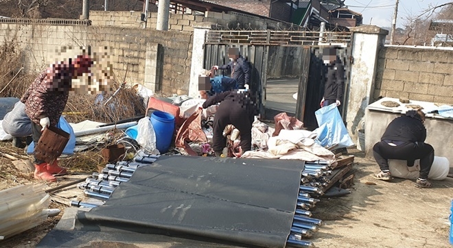 사회봉사대상자들이 주거환경개선작업에 임하고 있다.(사진제공=구미준법지원센터)