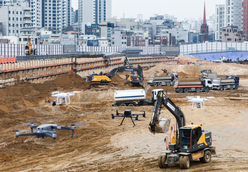 DL이앤씨 시공 현장에서 드론들이 현장 측량을 위해 비행하고 있다.(사진=DL이앤씨)