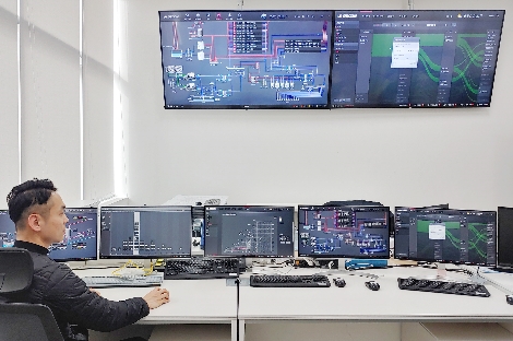 LG전자 직원이 풀무원기술원의 에너지 흐름을 모니터링하고 있다. 사진=LG전자