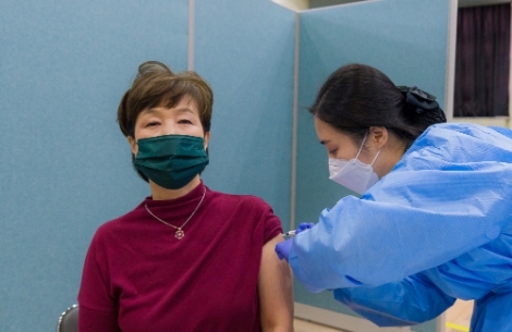 이화의료원, 의료진 대상 코로나19 백신 접종 실시