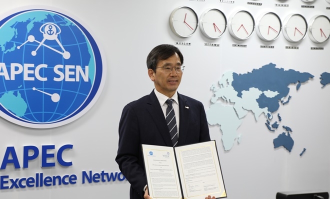 한국해양수산연수원 이동재 원장이 협약서를 내보이고 있다.사진제공=한국해양수산연수원)