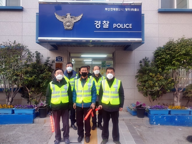 전직 경찰·소방관 등 전문직종 시니어 마을안전지킴이.(사진제공=부산경찰청)