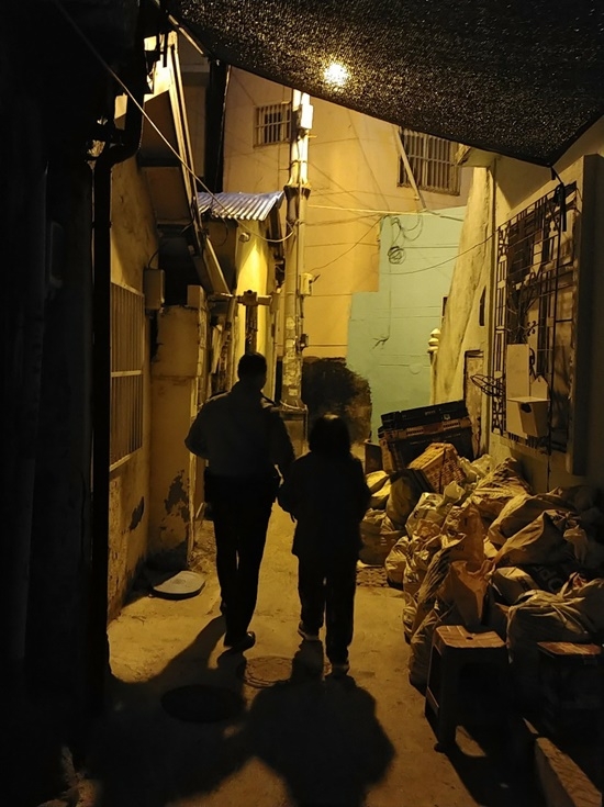 길을 잃은 할머니의 손을 꼭 잡고 나오는 부산진서 강진영 경사.(사진제공=부산경찰청)