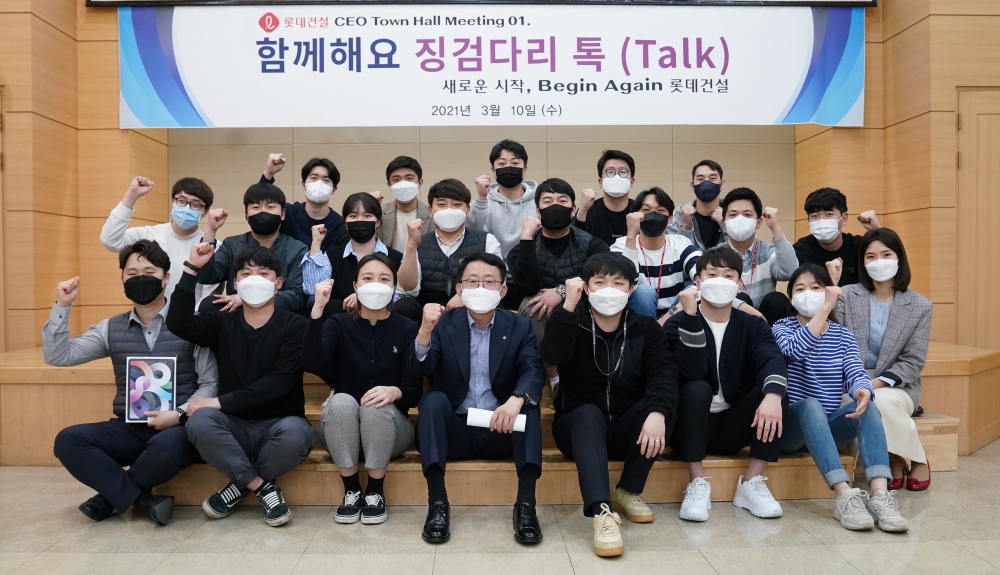 롯데건설 하석주 대표이사(첫 번째줄 왼쪽에서 네 번째)와 주니어 보드 구성원들이 기념 촬영 중이다.(사진=롯데건설)