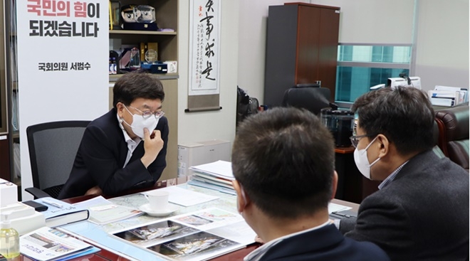 서범수의원이 롯데관계자와 KTX울산역 복합환승센터 추진 현황에 대해 협의하고 있다.(사진제공=서범수의원실)