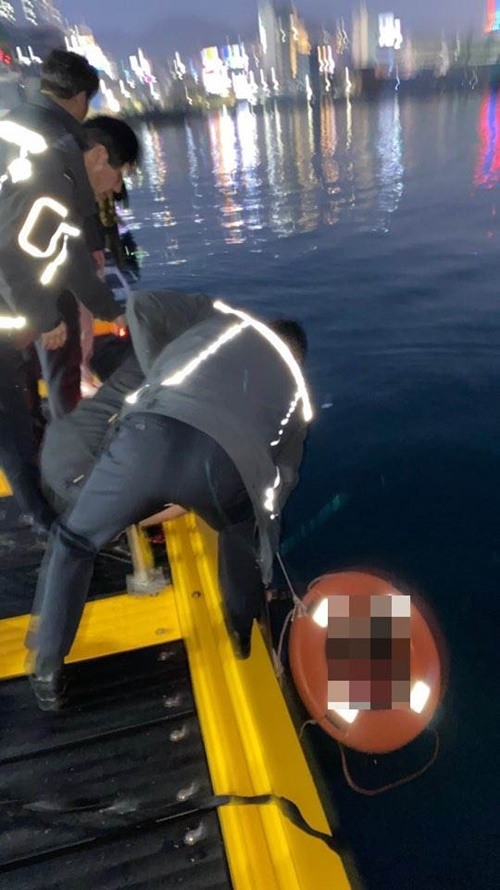 남항파출소 경찰관들이 익수자 구조를 하고 있다.(사진제공=부산해양경찰서)