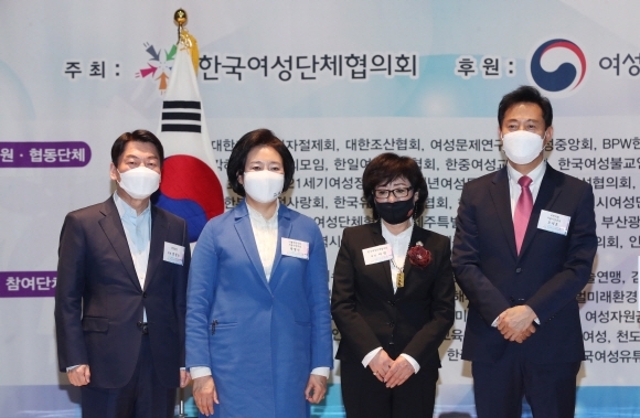 민의당 안철수(왼쪽부터), 더불어민주당 박영선 서울시장 후보, 허명 한국여성단체협의회장, 국민의힘 오세훈 서울시장 후보가 지난 8일 오후 서울 영등포구 공군호텔에서 열린 제113주년 3·8 세계 여성의 날 기념식에서 기념 촬영을 하고 있다. (사진제공=연합뉴스)