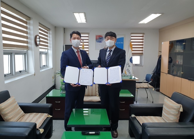 경주청년회의소 김정훈 회장과 경주준법지원센터 양병곤 소장(사진우측)이 업무협약서를 내보이며 기념촬영. (사진제공=경주준법지원센터)