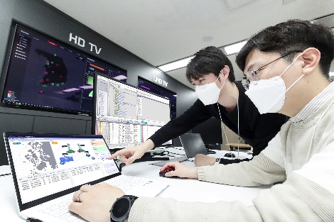 서울 서초구 KT연구개발센터에서 연구원들이 ‘닥터로렌 MW’로 네트워크를 관제하는 모습. 사진=KT