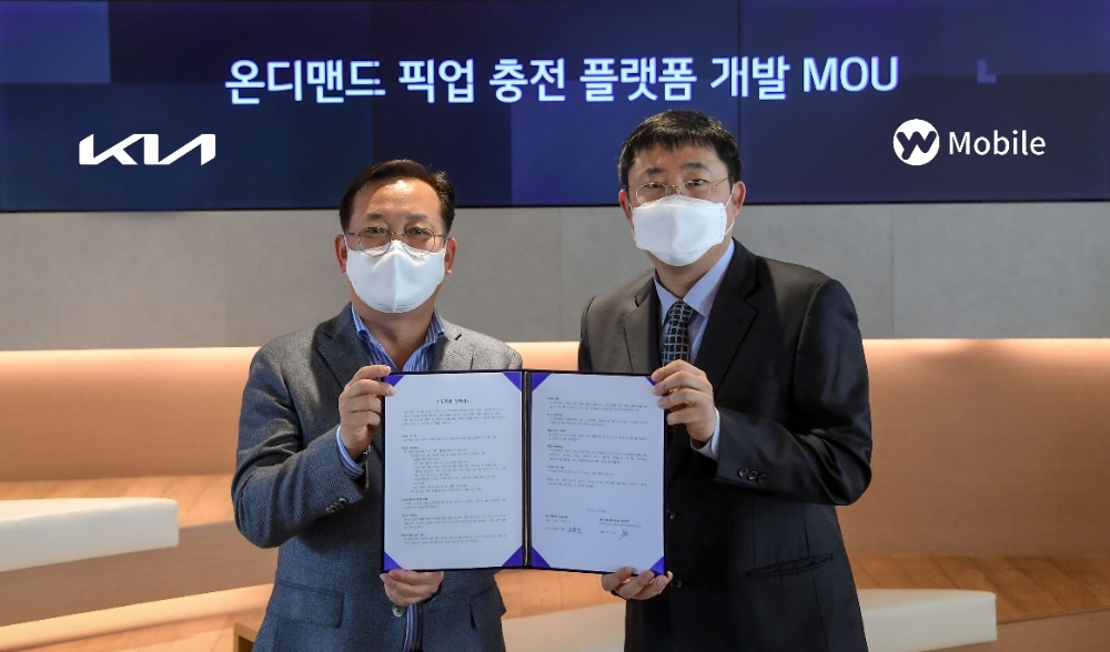 (왼쪽부터) 기아 판촉전략실장 오용진 상무, YW모바일 이영석 대표이사가 기념 촬영을 하는 모습.(사진=기아)