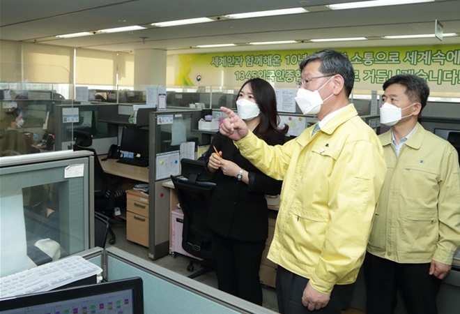 이용구 법무부차관이 17일 외국인종합안내센터를 방문해 유명희 센터장으로부터 콜센터 현황을 보고 받고 있다.(사진제공=법무부)