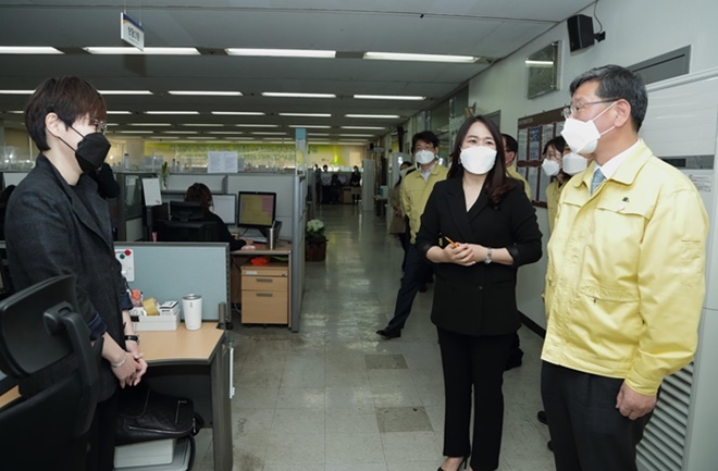 이용구 법무부차관이 콜센터 상담직원을 격려하고 있다.(사진제공=법무부)