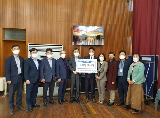 법무부 소년보호위원 대구소년원협의회가 17일 읍내정보통신학교에 노래방 모니터를 전달하고 기념촬영.(사진제공=대구소년원)