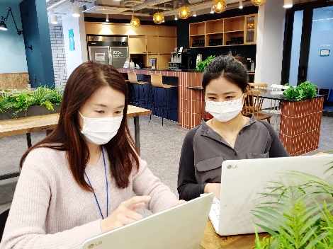 LG이노텍 직원들이 서울시 중구 연세 세브란스 빌딩에 위치한 거점 오피스에서 온라인 화상 회의시스템으로 의견을 나누고 있다. 사진=LG이노텍