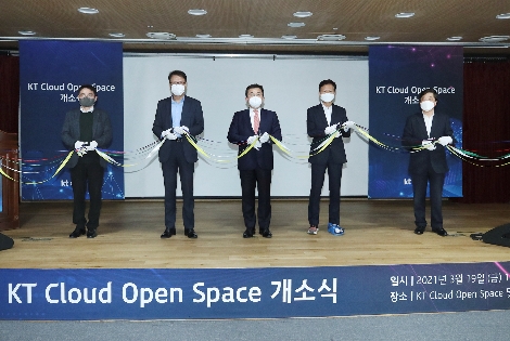 왼쪽부터 경기창조경제혁신센터 신현삼 센터장, KT 경영기획부문 SCM전략실장 신금석 상무, KT AI/DX융합사업부문장 송재호 부사장, KT IT부문장 윤동식 전무, KTDS 인프라서비스본부장 이강수 전무가 개소식에 참석하고 있다. 사진=KT