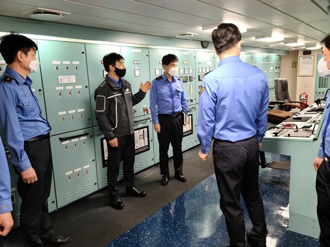 박형민 서장이 19일 1501함 안전실태를 점검하고 근무자들의 애로사항도 청취하며 소통을 이어가고 있다.(사진제공=부산해양경찰서)