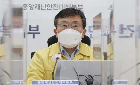 권덕철 보건복지부 장관이 15일 오전 세종시 정부세종청사에서 열린 신종 코로나바이러스 감염증(코로나19) 대응 중앙재난안전대책본부 회의를 주재하며 발언하고 있다. 사진=연합뉴스