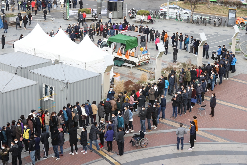 지난 19일 오전 서울시 구로구역 앞에 설치된 코로나19 임시선별검사소를 찾은 시민과 외국인 등이 검체 검사를 위해 대기하고 있다.(사진=연합뉴스)