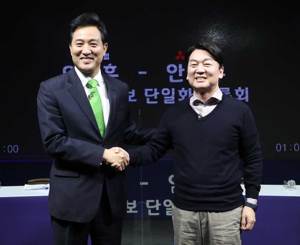민의힘 오세훈 서울시장 후보와 국민의당 안철수 서울시장 후보가 15일 오후 서울 영등포구 더플러스 스튜디오에서 채널A 주관으로 열린 후보 단일화 TV토론회에 앞서 기념촬영을 하고 있다.(사진=연합뉴스)