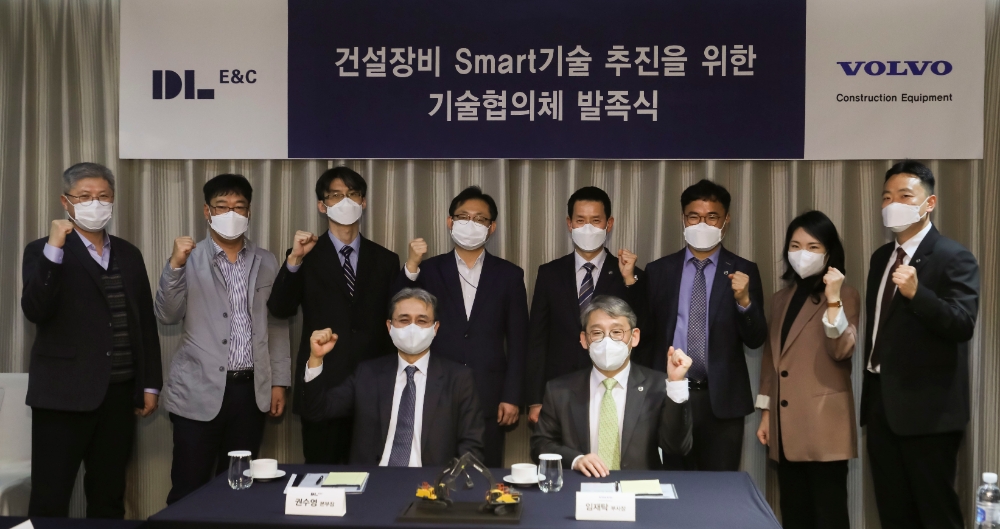 권수영 DL이앤씨 토목사업본부장(앞줄 왼쪽)과 임재탁 볼보건설기게 총괄 부사장(앞줄 오른쪽)이 양사 임직원과 함께 기념사진을 촬영하고 있다.(사진=DL이앤씨)