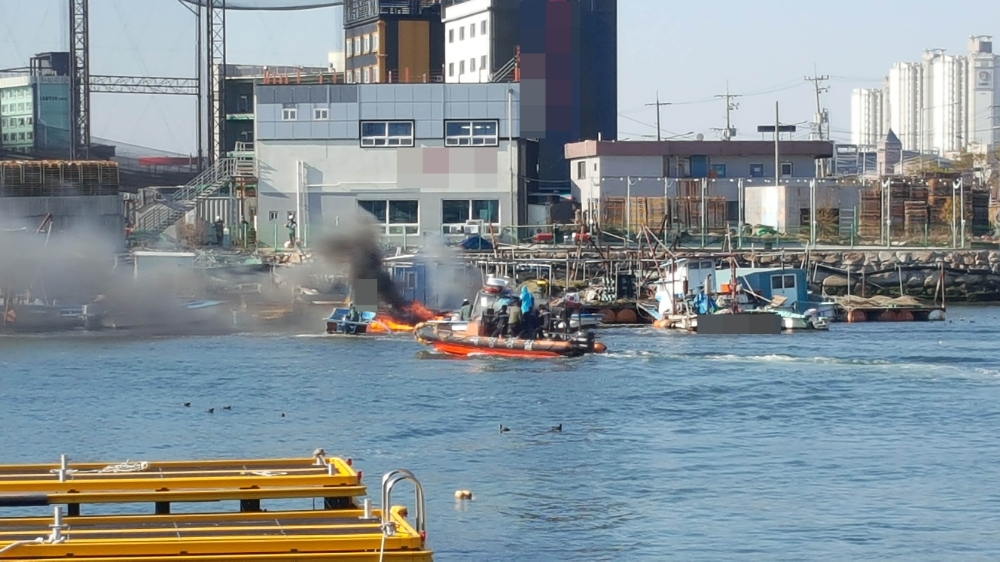 선박화재를 진화하고 있다. (사진제공=부산해양경찰서)