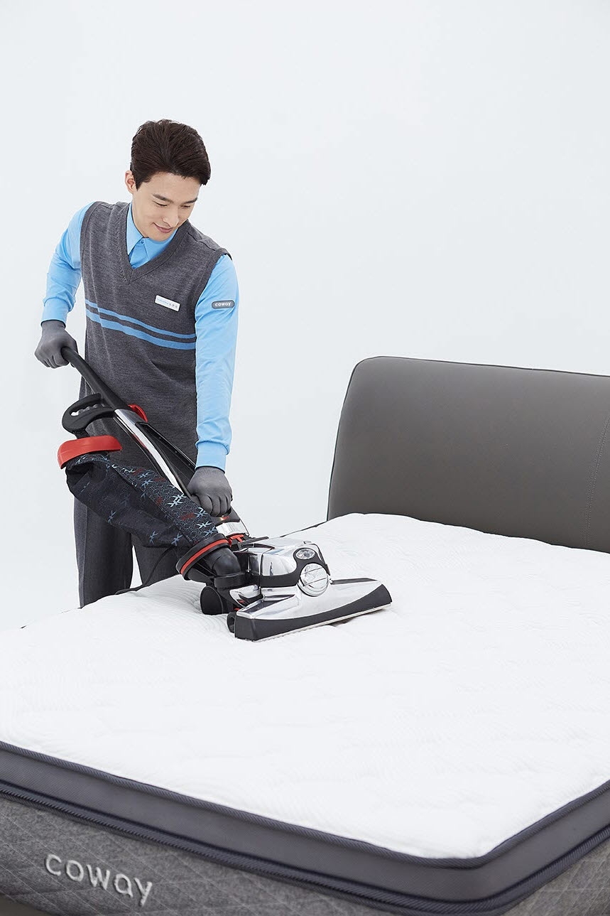 코웨이 '매트리스 케어 무상 서비스' 홈쇼핑 방송 진행