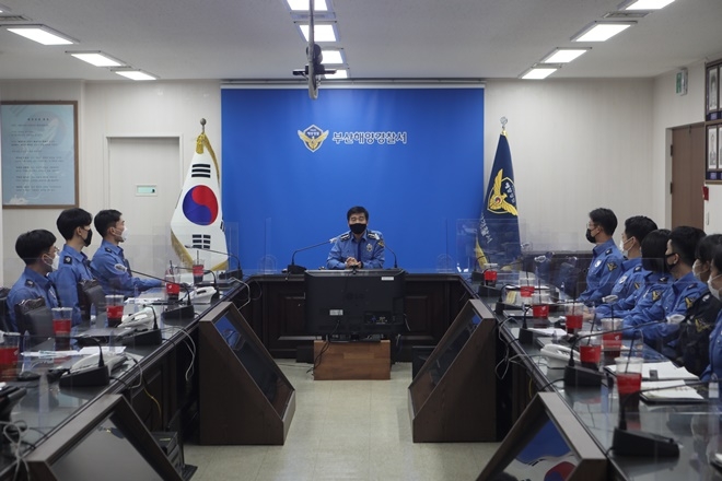 박형민 서장이 신임해양경찰관 17명 대상 사전교육을 실시하고 있다.(사진제공=부산해양경찰서)