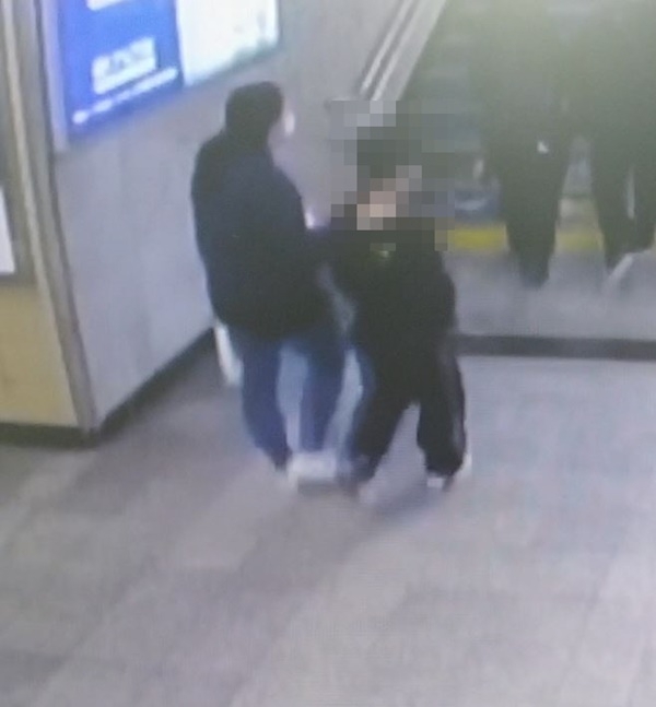 퇴근길에 미귀가 아동을 발견한 권하늘 경장.(사진제공=부산경찰청)